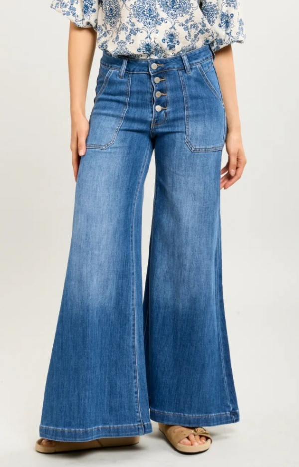 Utsvängda jeans med perfekt passform över hela siluetten, rymliga fickor och trendig utsvängd benform.