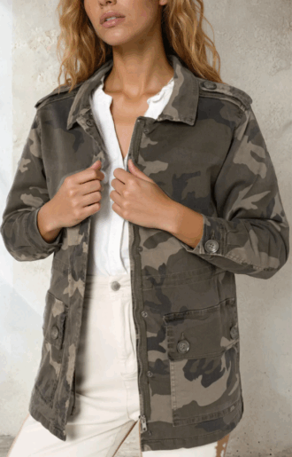 Camo Jacket i camouflageprint för dam, mjuk bomull med stretch och relaxed fit, stilren och trendig jacka