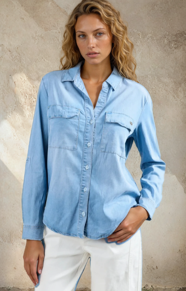 Jeansskjorta i tunt stretchigt jeanstyg med två bröstfickor, silverfärgat hjärta på ena fickan och uppvikbara ärmar