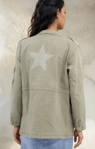 Armyjacka i stretchig bomull med stjärna av nitar på ryggen.