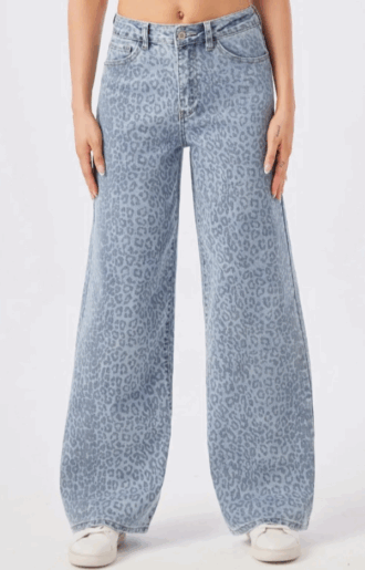 Raka vida jeans i ljus jeanstvätt med blått leopardprint, mjukt stretchigt jeanstyg och bra benlängd