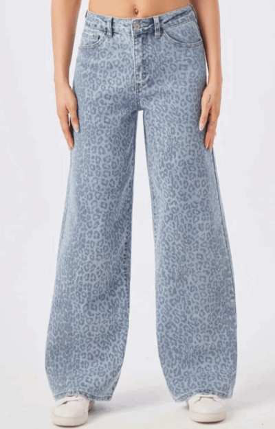 Raka vida jeans i ljus jeanstvätt med blått leopardprint, mjukt stretchigt jeanstyg och bra benlängd