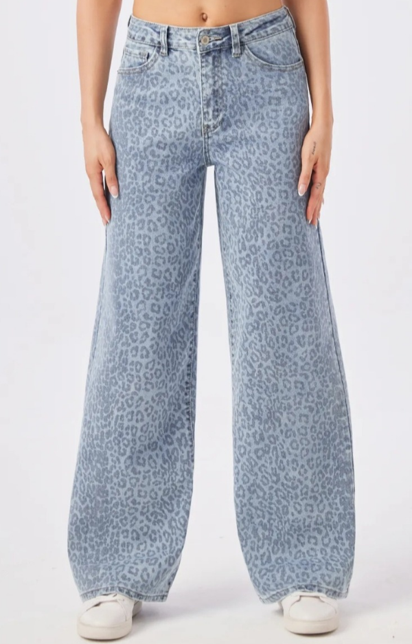Raka vida jeans i ljus jeanstvätt med blått leopardprint, mjukt stretchigt jeanstyg och bra benlängd