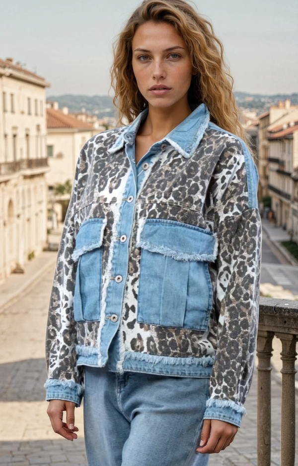 Leopardmönstrad jeansjacka med denimdetaljer som krage och fickor, trendig och modern jacka i 100% bomull från Love Forever