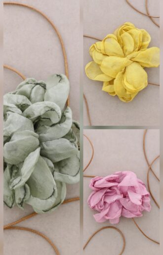 Bohoromantisk choker med sidenblommor och fuskläderband i army, rosa och gult – trendig accessoar från Love Forever