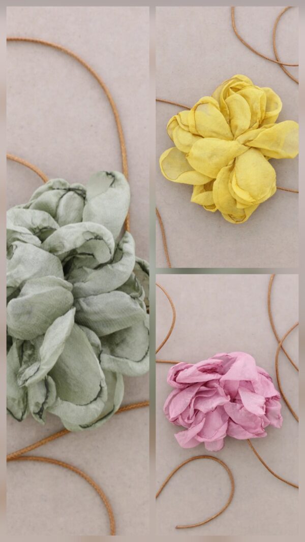Bohoromantisk choker med sidenblommor och fuskläderband i army, rosa och gult – trendig accessoar från Love Forever