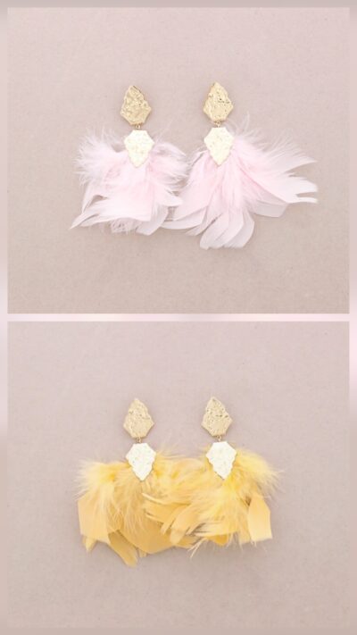 Pastelliga fjäderörhängen med guldhänge i underbara färger, lätta bohemiska örhängen 11 cm från Love Forever