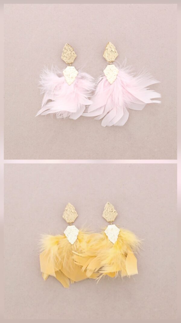 Pastelliga fjäderörhängen med guldhänge i underbara färger, lätta bohemiska örhängen 11 cm från Love Forever