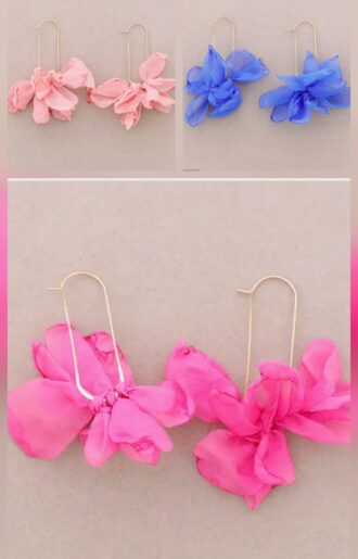 Örhängen med guldhänge och tygblommor i ljusrosa, cerise och himmelsblå pastellfärger, 8 cm långa och 5 g – bohemiskt smycke från Love Forever