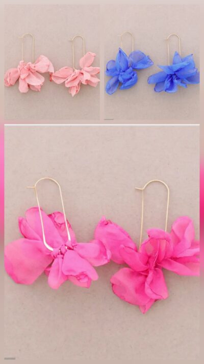 Örhängen med guldhänge och tygblommor i ljusrosa, cerise och himmelsblå pastellfärger, 8 cm långa och 5 g – bohemiskt smycke från Love Forever