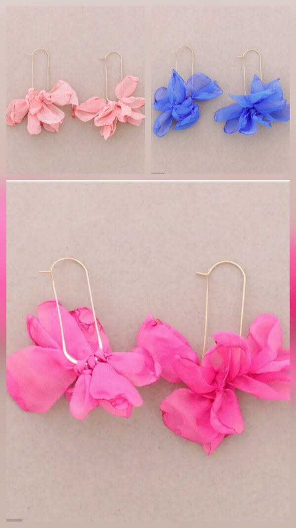 Örhängen med guldhänge och tygblommor i ljusrosa, cerise och himmelsblå pastellfärger, 8 cm långa och 5 g – bohemiskt smycke från Love Forever