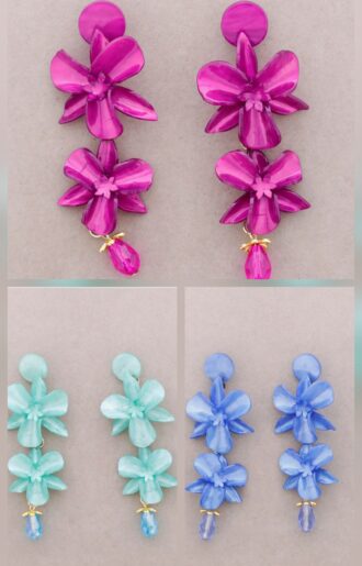 Längre örhängen med resinblommor i blå och mörk cerise, 10,5 cm långa och 5 g – stilfull bohemisk accessoar från Love Forever