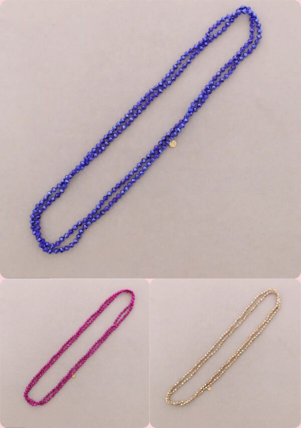 Halsband med facetterade pärlor och dekorativ guldlogga, 150 cm långt, 6 mm pärlor, färger cerise, royal blue och guld – stilfullt smycke från Love Forever