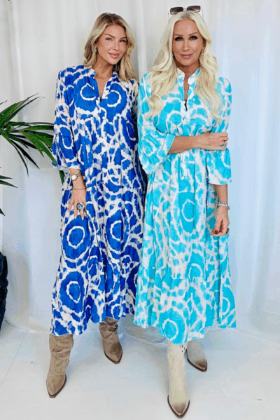 Bohemisk klänning i 100% viskos med trekvartslånga volangärmar, normal passform, färger turkos och mörkblått print – Love Forever