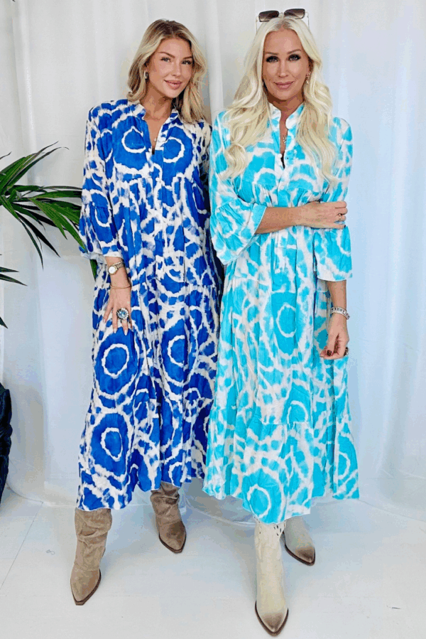 Bohemisk klänning i 100% viskos med trekvartslånga volangärmar, normal passform, färger turkos och mörkblått print – Love Forever