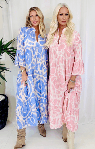 Bohemisk klänning i 100% viskos med trekvartslånga volangärmar, normal passform, färger ljusrosa och ljusblå – Love Forever