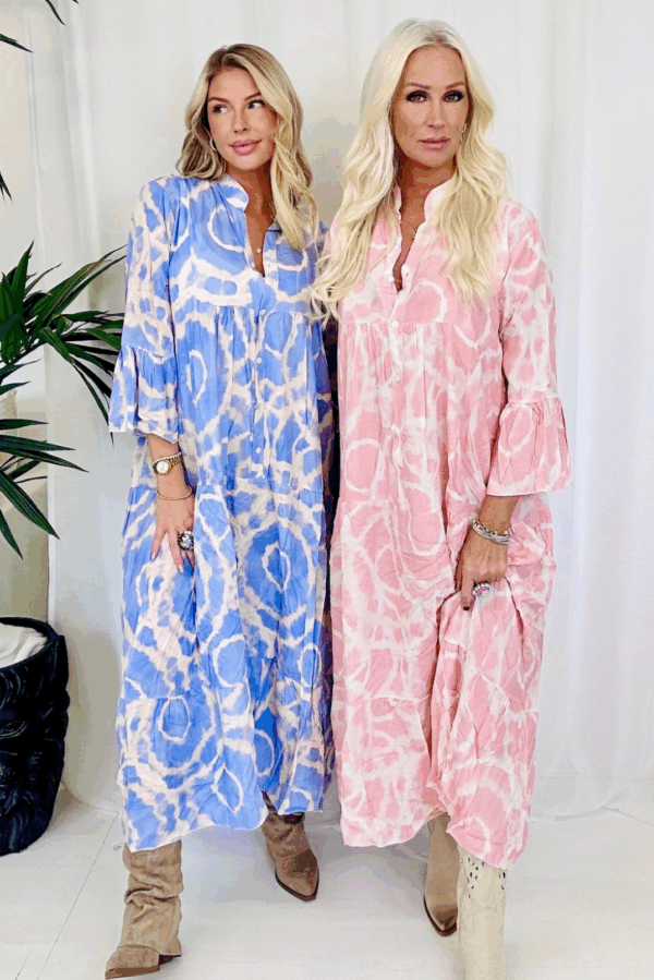 Bohemisk klänning i 100% viskos med trekvartslånga volangärmar, normal passform, färger ljusrosa och ljusblå – Love Forever