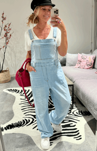 Baggy snickarbyxor i ljus jeanstvätt med justerbara hängselband, hällor i midjan, baggy passform och skön stretch – Love Forever