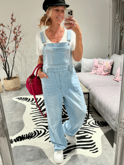 Baggy snickarbyxor i ljus jeanstvätt med justerbara hängselband, hällor i midjan, baggy passform och skön stretch – Love Forever