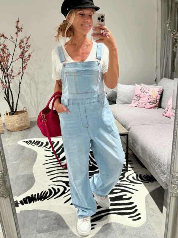 Baggy snickarbyxor i ljus jeanstvätt med justerbara hängselband, hällor i midjan, baggy passform och skön stretch – Love Forever