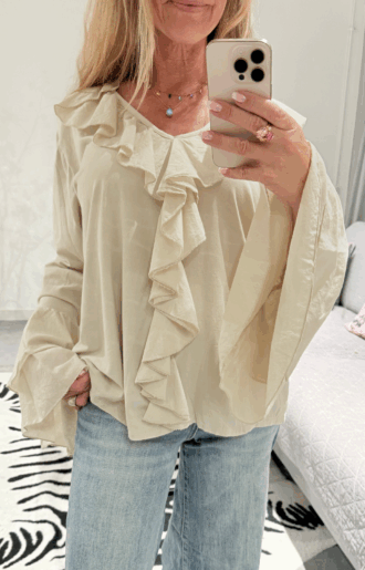 Beige blus i bomull med volanger runt hals och ärmslut, stretchig bomullstrikå, Love Forever