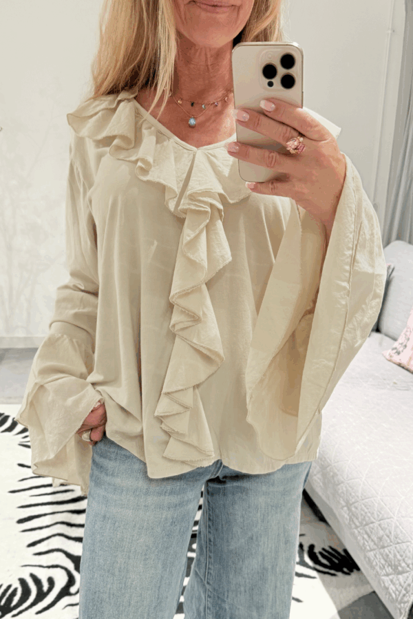 Beige blus i bomull med volanger runt hals och ärmslut, stretchig bomullstrikå, Love Forever