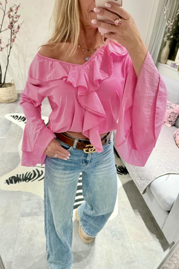 Rosa blus i bomull med volanger runt hals och ärmslut, stretchig bomullstrikå, Love Forever