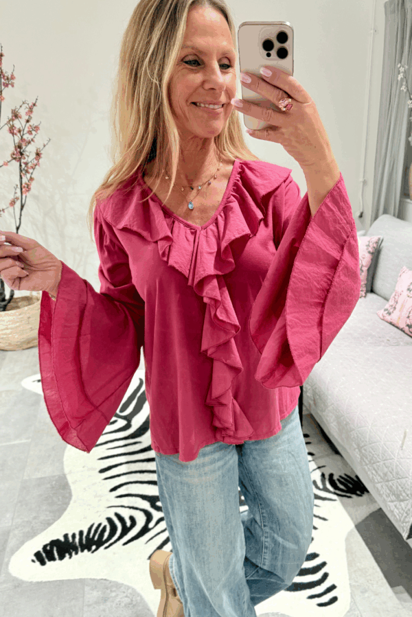 Hallonröd blus i bomull med volanger runt hals och ärmslut, stretchig bomullstrikå, Love Forever