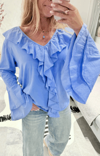 Blå blus i bomull med volanger runt hals och ärmslut, stretchig bomullstrikå, Love Forever