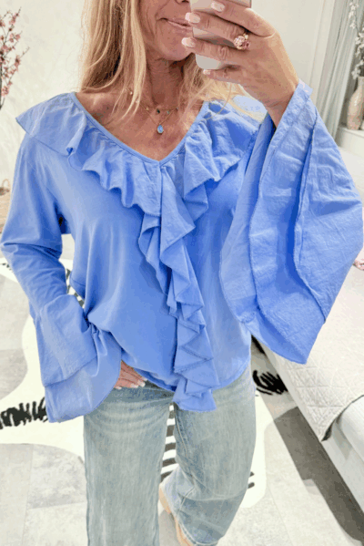 Blå blus i bomull med volanger runt hals och ärmslut, stretchig bomullstrikå, Love Forever