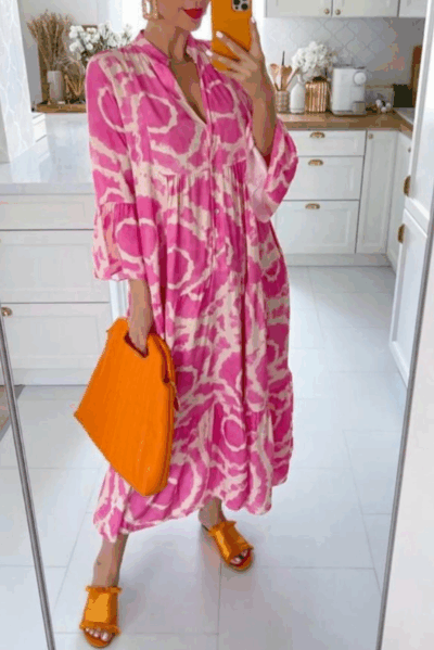 Bohemisk klänning i 100% viskos med cerise print, trekvartslånga volangärmar, normal i storlek – Love Forever