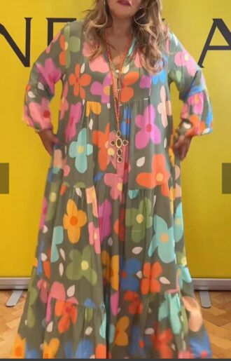 Blommig viskosklänning med armygrön botten, färgglada blommor, V-ringning med knappar och volanger vid ärmslut.