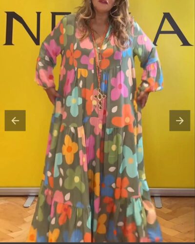 Blommig viskosklänning med armygrön botten, färgglada blommor, V-ringning med knappar och volanger vid ärmslut.