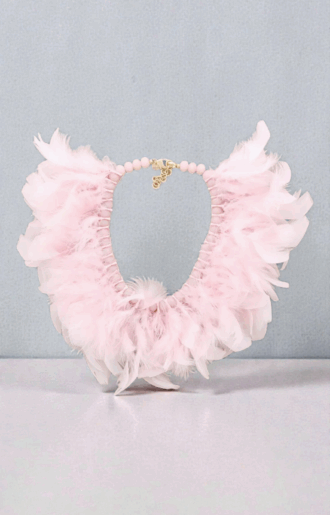 Fjäderhalsband med vackra fjädrar i puderrosa powder pink – bohemiskt smycke som lyfter både vardags- och festoutfit från Love Forever
