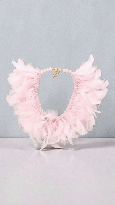 Fjäderhalsband med vackra fjädrar i puderrosa powder pink – bohemiskt smycke som lyfter både vardags- och festoutfit från Love Forever