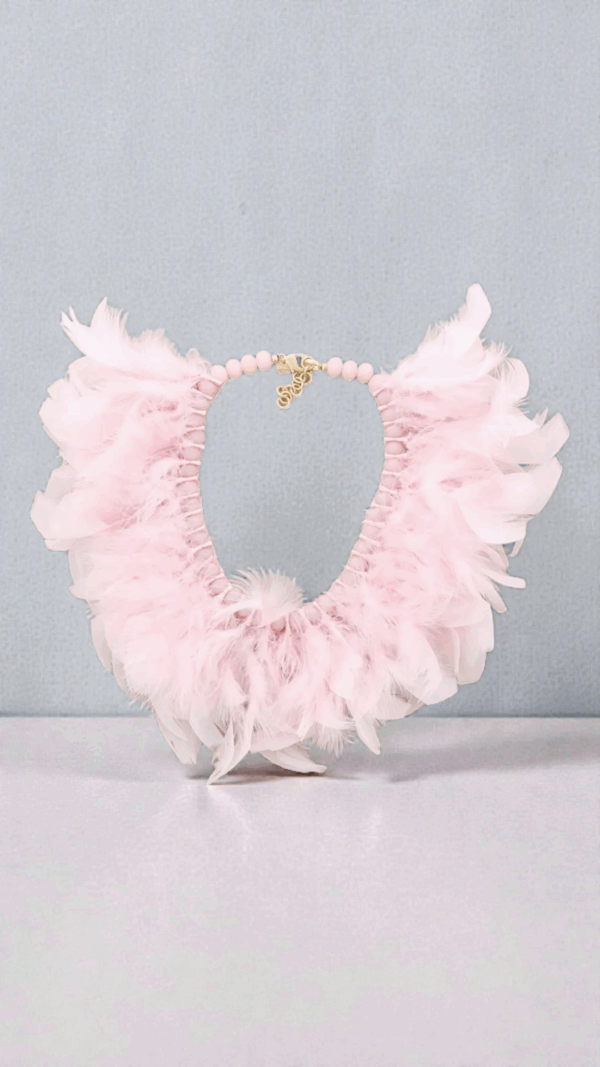 Fjäderhalsband med vackra fjädrar i puderrosa powder pink – bohemiskt smycke som lyfter både vardags- och festoutfit från Love Forever