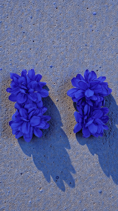 Örhänge med tygblomma i royalblå färg – stilrent och trendigt statement-smycke från Love Forever