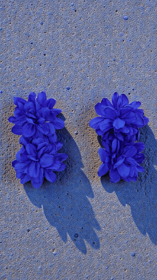 Örhänge med tygblomma i royalblå färg – stilrent och trendigt statement-smycke från Love Forever