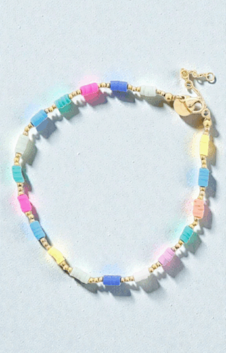 Bohemisk ankelkedja med färglada pärlor och gulddetaljer – trendig sommaraccessoar från Love Forever