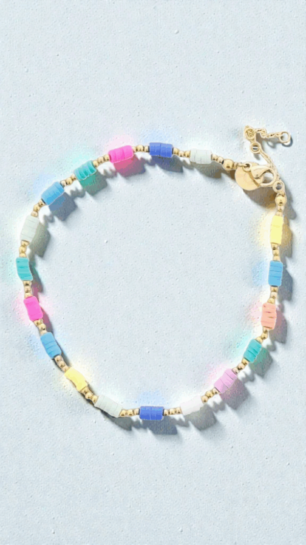 Bohemisk ankelkedja med färglada pärlor och gulddetaljer – trendig sommaraccessoar från Love Forever