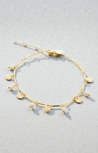 Fotlänk i guld med små medaljonger i guld och pärlor, justerbar längd, bohemisk och chic accessoar från Love Forever