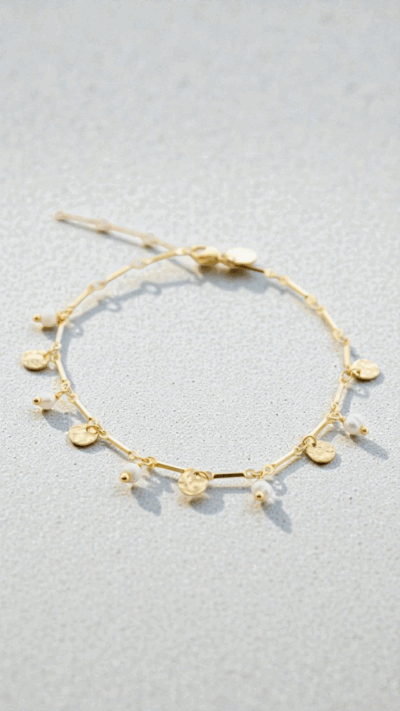 Fotlänk i guld med små medaljonger i guld och pärlor, justerbar längd, bohemisk och chic accessoar från Love Forever