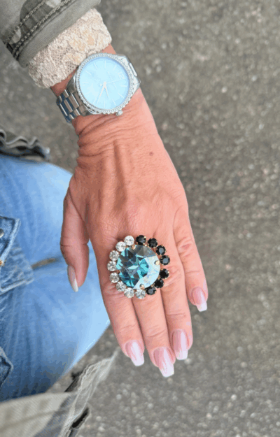 Turkos statementring i guldpläterad mässing med Swarovski-kristall.