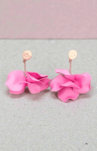 Guldörhängen med cerise resinblomma, 10 cm långa och 50 g – statement-örhängen från Love Forever