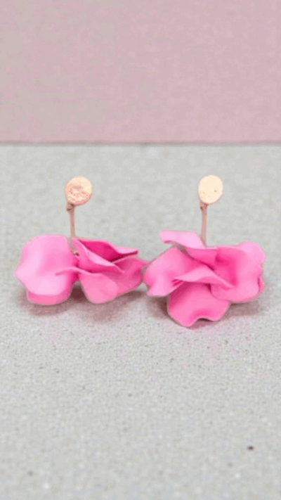 Guldörhängen med cerise resinblomma, 10 cm långa och 50 g – statement-örhängen från Love Forever