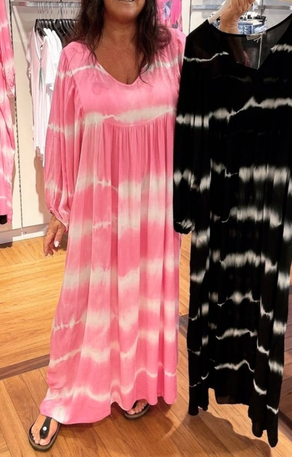 Chloe klänning i cerise viskos med vita ränder och ballongärmar Chloe klänning i svart viskos med batikmönster och trendig silhuett