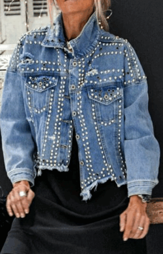 oversize jeansjacka med nitar. tuff med attidtyd.