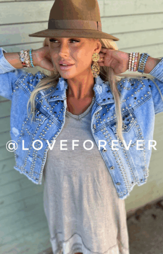 oversize jeansjacka med nitar. tuff med attidtyd.