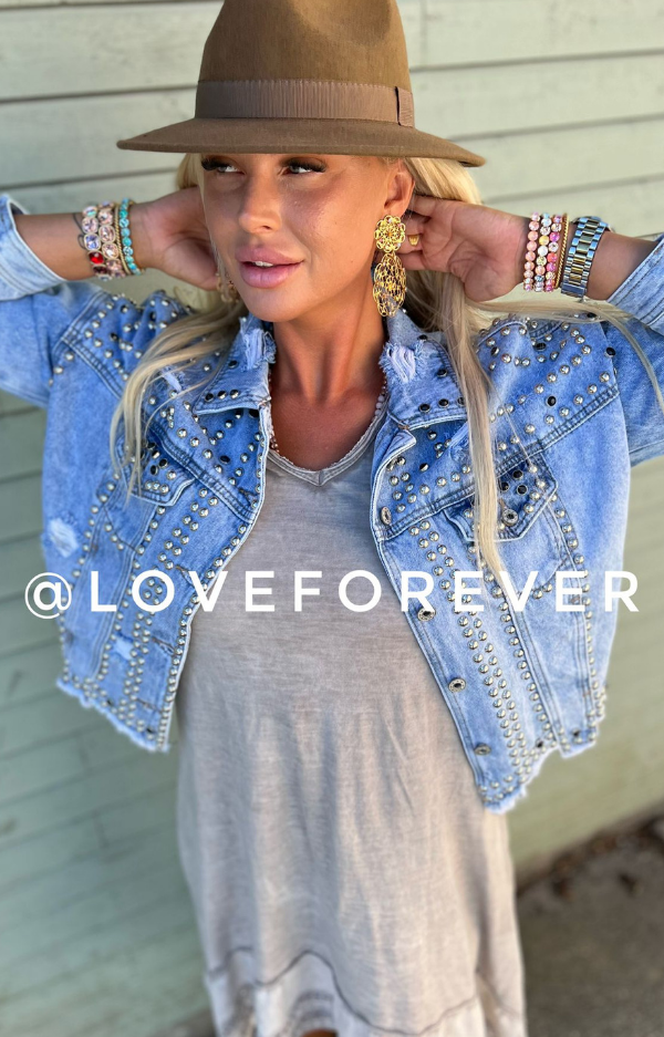 oversize jeansjacka med nitar. tuff med attidtyd.