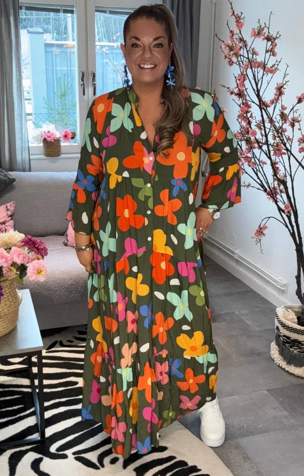 Suprfin viskosklänning med armygrön botten och färgglatt blommönster,